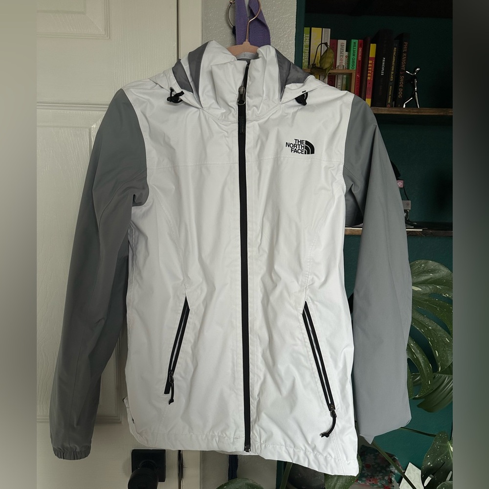 North Face
Women’s rain jacket
Size small